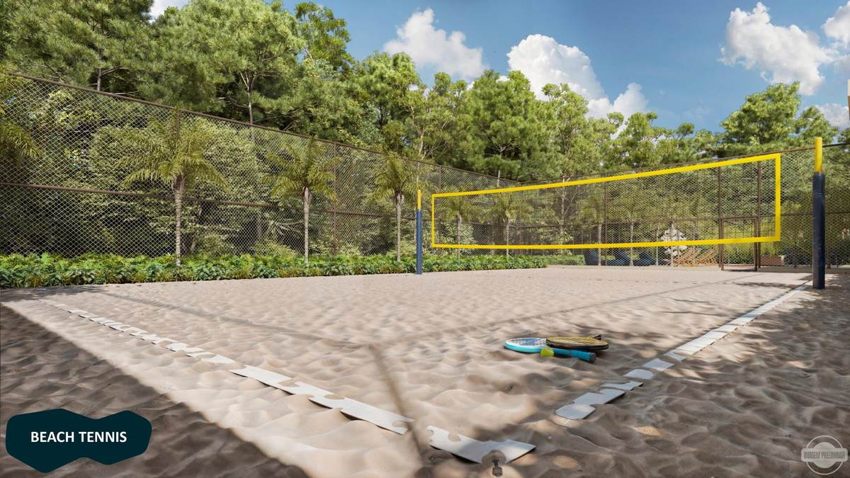 Quadra de beach tennis cercada por mata