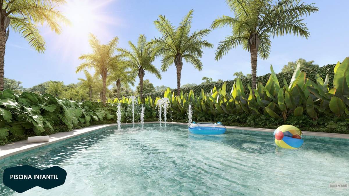Piscina infantil com jatos d'água e palmeiras