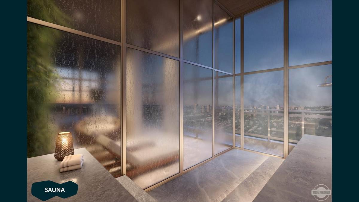 Sauna com paredes de vidro e vista da cidade de Alphaville ao entardecer